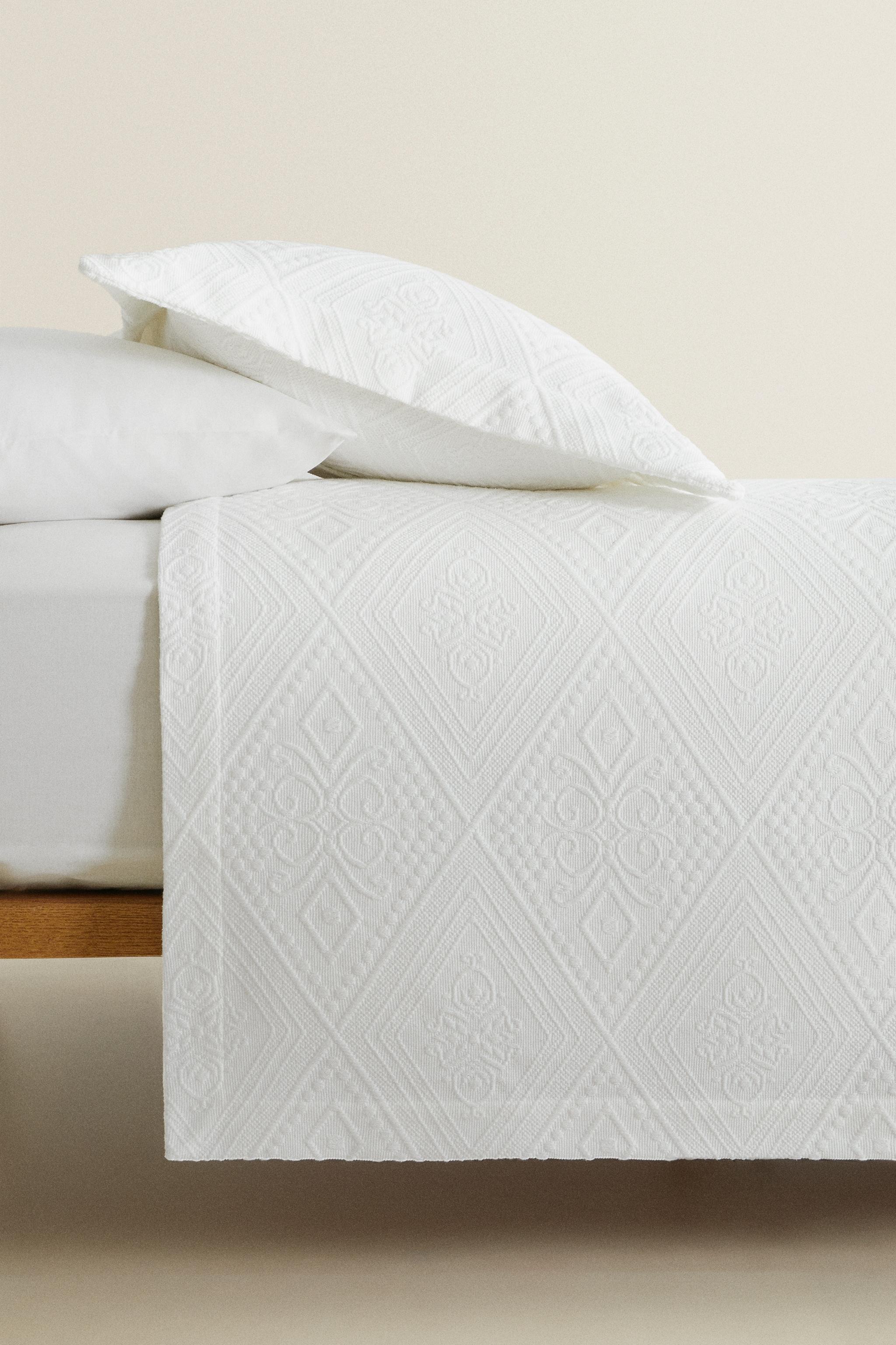 100% COTTON BEDSPREAD WITH GEOMETRIC DESIGN